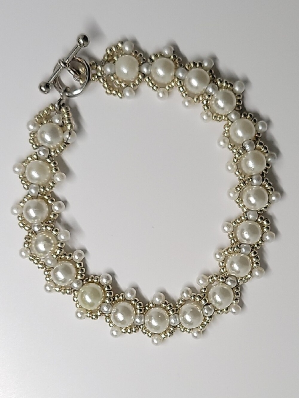 Elegant Pearl & Gold Beaded Women's Bracelet - Classic White